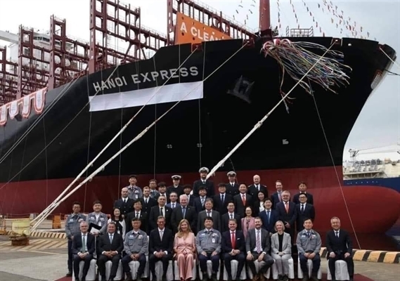 Tàu container lớn nhất (23.660TEU) và mới nhất của hãng tàu Đức Hapag Lloyd được đặt tên theo thủ đô Việt Nam: Hanoi Express.